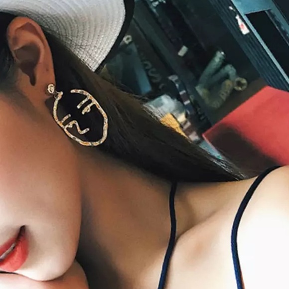 🌈 3/$45 🌈 Gold art earrings - Picture 1 of 2